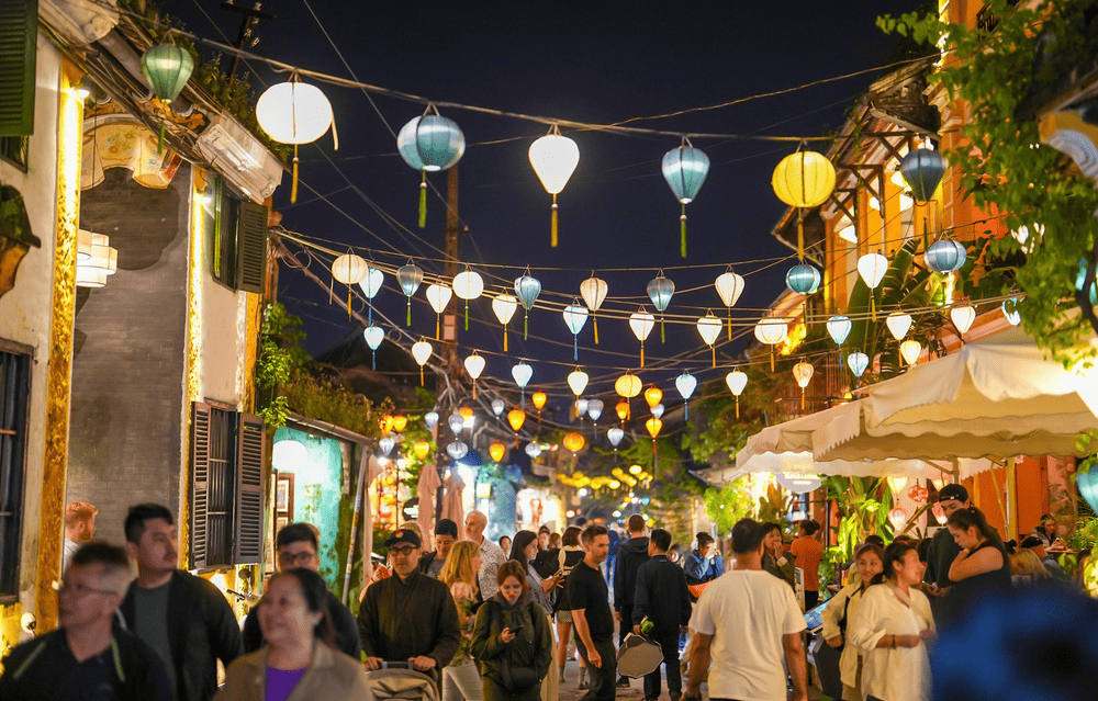 Immerse yourself in the bustling atmosphere and magical beauty of Hoi An night market (Source: Visit Hoi An)